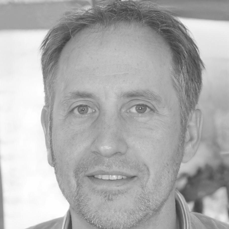 Portrait de Marc Dubois, expert en stratégie d'entreprise